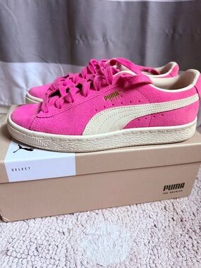PUMA Suede Classic Sneakers in Hot Pink and Cream Size 7 1/2 only worn twice